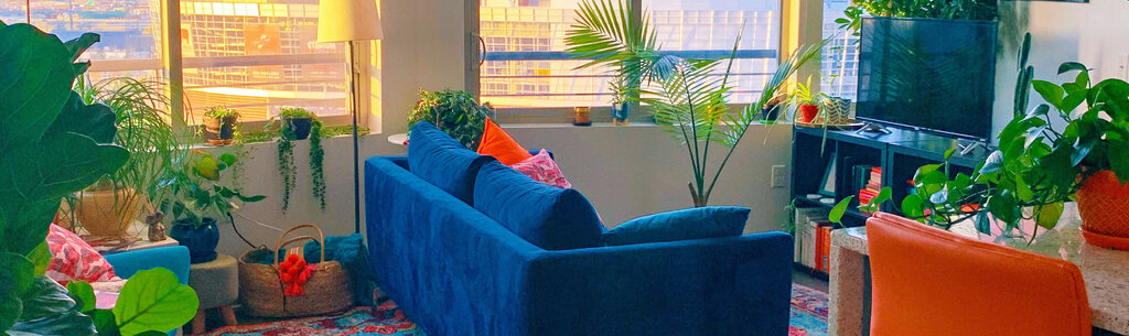 Colorful Livingroom with view of the city